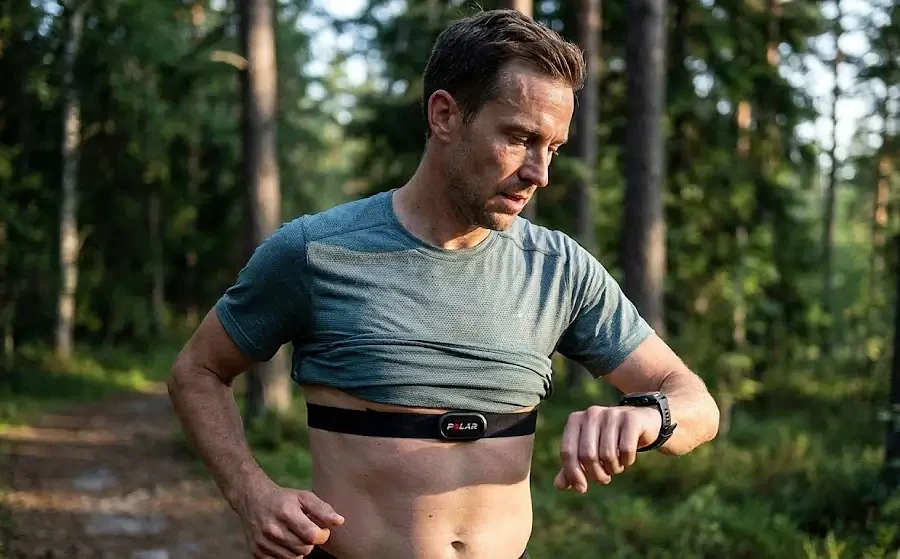 Нагрудный пульсометр против оптики на запястье: Научный подход к выбору инструмента контроля ЧСС